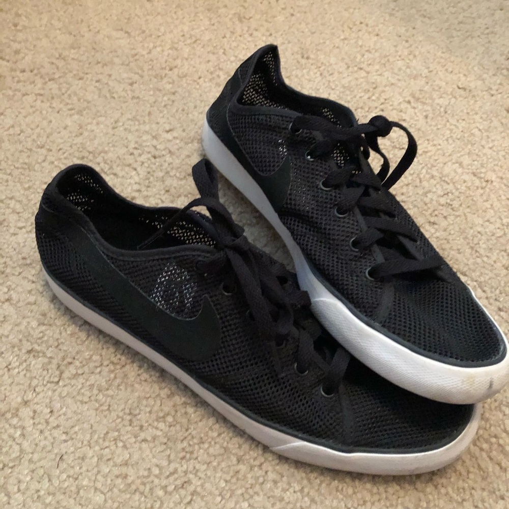 Nike black flat mesh sneakers